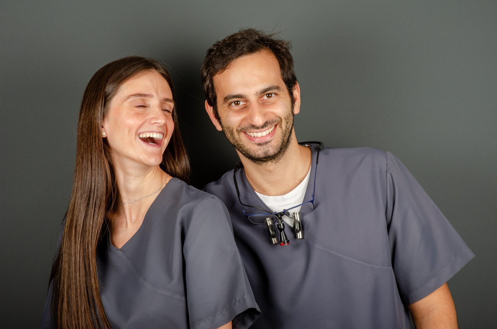 Tommaso y Berta sonriendo, dentistas de Caivano & Andía
